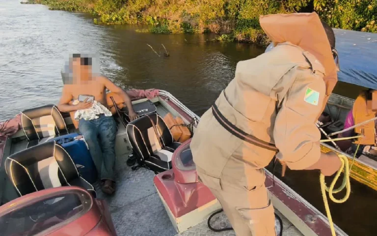 Bombeiros percorrem 2h30 de barco para resgatar trabalhador ferido após queda de cavalo no Pantanal.
