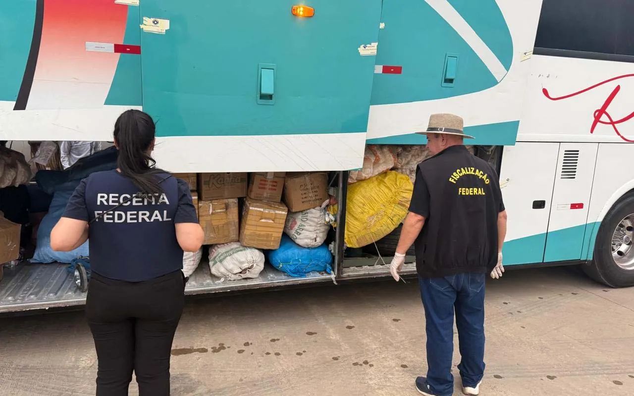 Receita Federal apreende drogas e mercadorias em Operação na fronteira de MS 🚨🛃 Ação integrada intercepta carga ilícita e até fetos de lhamas em fiscalizações #OperaçãoTerminus #ReceitaFederal #CorumbáMS #CombateAoTráfico #FronteiraSegura A Receita Federal deflagrou na última semana a Operação Terminus, em Corumbá, com apoio da Polícia Rodoviária Federal, Polícia Militar e Ministério da Agricultura e Pecuária. A ação, voltada ao combate de crimes transfronteiriços, resultou na apreensão de drogas, mercadorias irregulares e até 30 fetos de lhamas transportados ilegalmente. Durante as fiscalizações no Posto Esdras, estradas vicinais e postos fiscais de Lampião Aceso e Morrinho, servidores utilizaram cães de faro e escâneres. Em três ônibus de turismo vistoriados, foram localizadas sacas de produtos in natura sem autorização fitossanitária, além de mercadorias com indícios de contrafação. No Posto Esdras, agentes também apreenderam materiais de construção como tijolos, cimento e gesso, destinados a comércio irregular. Três veículos foram retidos por reincidência em infrações fiscais. Droga escondida em fundo falso Em operação conjunta com a PRF, uma carreta carregada com ureia e com destino a São Paulo foi interceptada. Após inspeção, cães de faro e equipamentos de escaneamento apontaram a existência de um fundo falso na cabine. No local, havia aproximadamente 50 quilos de pasta base de cocaína. O motorista, um brasileiro de 63 anos, foi levado à Polícia Federal. A Receita Federal destacou que a Operação Terminus, batizada em referência ao deus romano protetor das fronteiras, busca não apenas reprimir ilícitos, mas também fortalecer a integração entre órgãos de segurança e fiscalização. "Essas ações conjuntas reforçam o compromisso com a proteção da economia nacional e a segurança das fronteiras", informou o órgão.