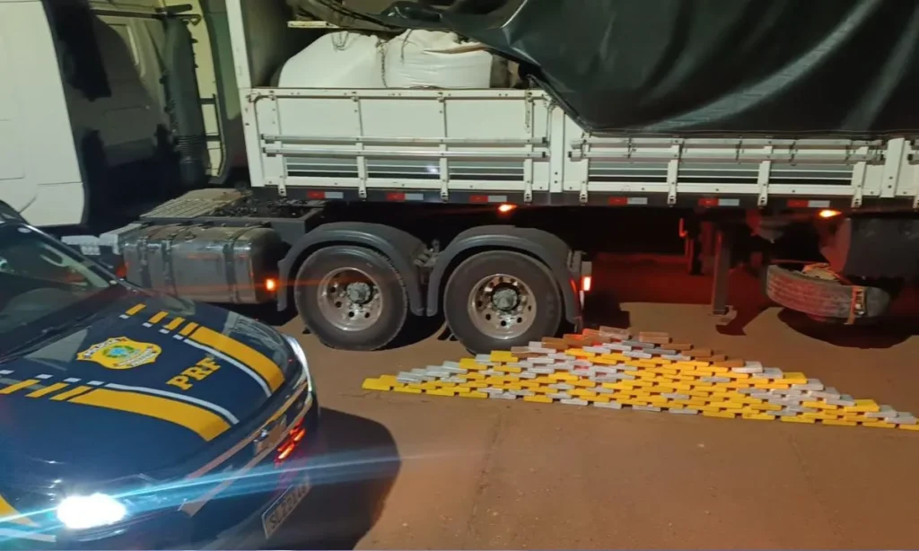 Folha MS - Notícias de Corumbá, Ladário e todo Estado de Mato Grosso do Sul 13 PRF apreende 140 kg de cocaína em fundo falso de carreta na BR-262, em Miranda (MS); motorista foi preso.