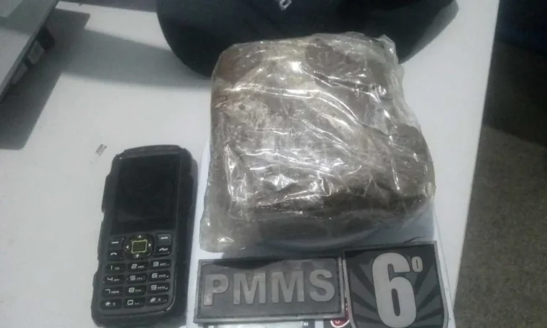 Polícia Militar prende homem por tráfico em ônibus de Corumbá para Campo Grande após denúncia anônima.