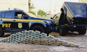 Leia mais sobre o artigo PRF apreende mais de 100 kg de cocaína escondidos em compartimento de caminhonete