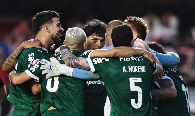 Palmeiras vira sobre o São Paulo e assume liderança do Brasileirão após derrota do Flamengo