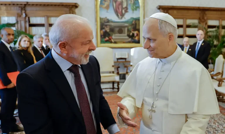 Lula se reúne com papa Leão XIV no Vaticano e convida pontífice para COP30 em Belém