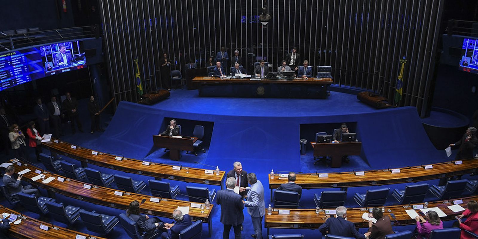 Congresso aprova projeto que torna permanente a isenção do Imposto de Renda até R$ 5 mil. Medida retira limite de cinco anos da LDO e segue para sanção presidencial.