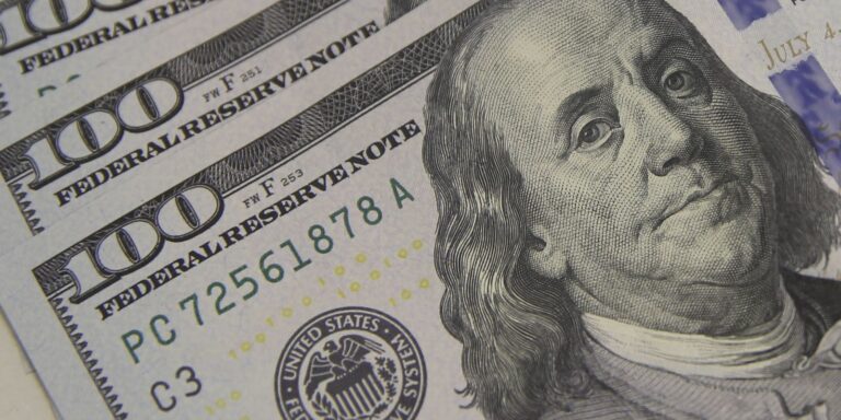 Dólar cai 4,5% e volta abaixo de R$ 5 após primeiro turno