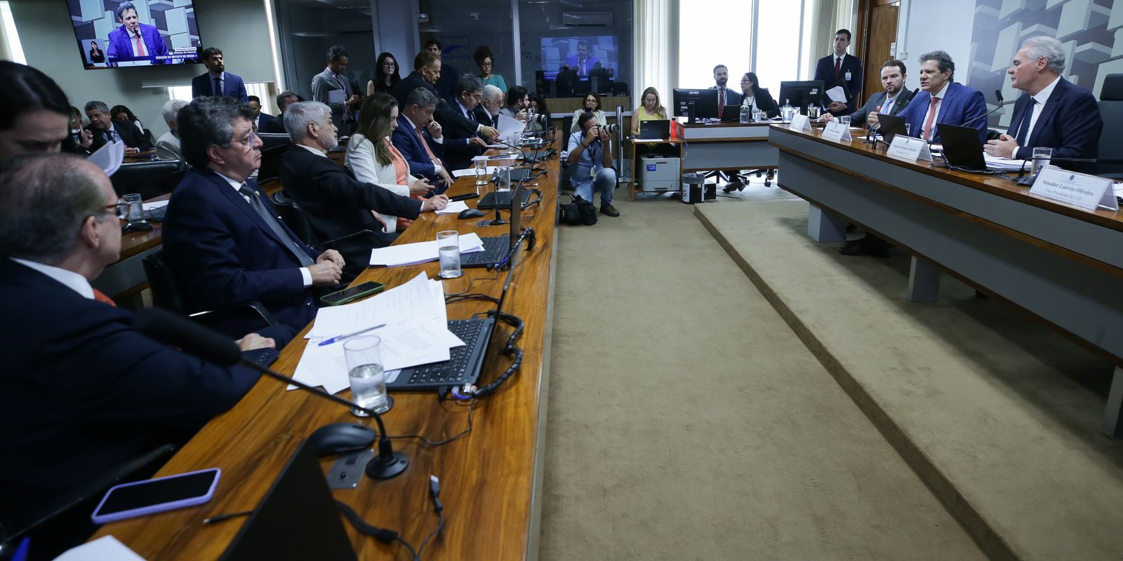 Haddad diz que cortar beneficios tributarios e combater privilegios