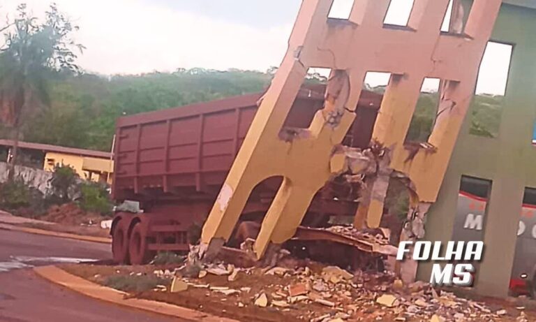 Carreta colide com pórtico de entrada de Corumbá e estrutura fica comprometida