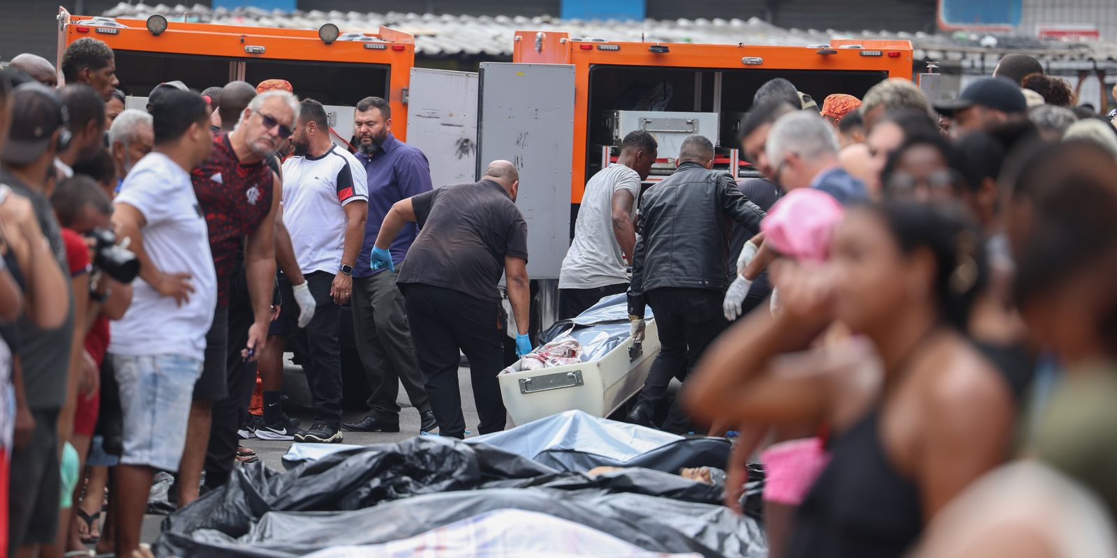 Moradores retiram cerca de 50 corpos em area de mata