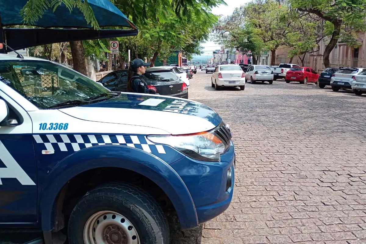 Motorista de 34 anos é flagrado por embriaguez ao volante em Corumbá. Condutor recusou teste do bafômetro e teve veículo estrangeiro apreendido