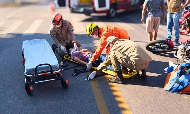 Motociclista de 23 anos ficou ferido em acidente com carro em Corumbá. Corpo de Bombeiros socorreu a vítima, que foi levada à UPA; motorista saiu ileso.