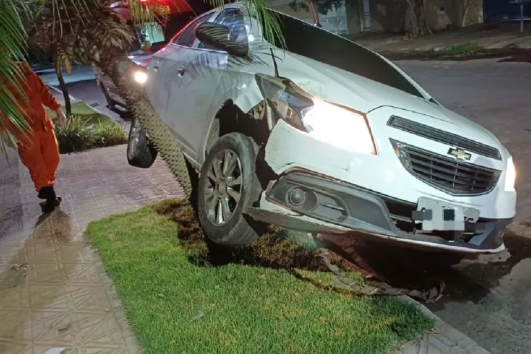 Motorista de 35 anos sofreu escoriações após tombar veículo em Corumbá, mas recusou atendimento médico. Bombeiros sinalizaram a via para evitar novos acidentes.