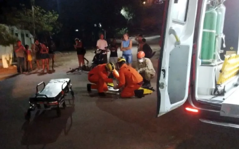 Acidente de trânsito em Corumbá deixa motociclista de 44 anos ferido após colisão entre carro e moto no bairro Cristo Redentor.