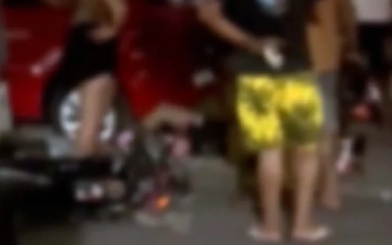 Acidente de trânsito em Nova Corumbá deixa motociclista de 28 anos ferido; motorista do carro fugiu antes do resgate.