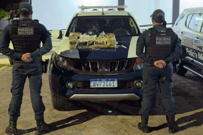 Polícia Militar apreende 17,4 kg de drogas em ônibus de turismo em Corumbá. Passageiros levavam cocaína e maconha com destino a São Paulo, segundo a corporação.