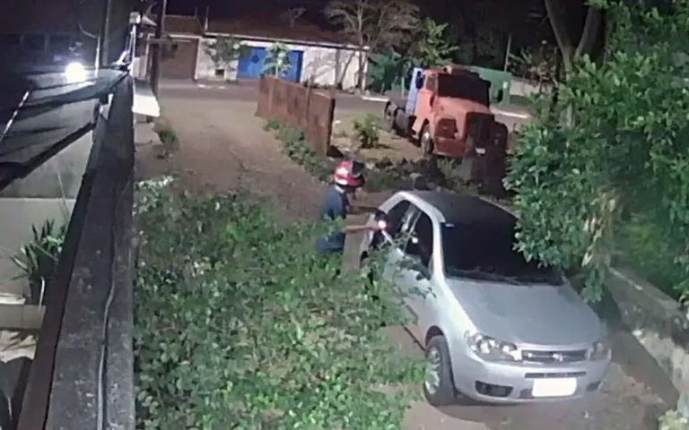 Dois homens são presos em flagrante após incêndio em veículo em Ladário; Polícia Civil investiga ação registrada por câmeras.