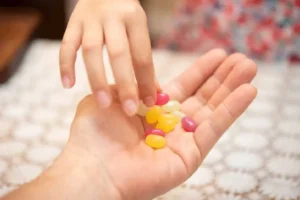 Leia mais sobre o artigo Menino de 9 anos vai parar na UTI após comer balas de desconhecido em shopping de SP