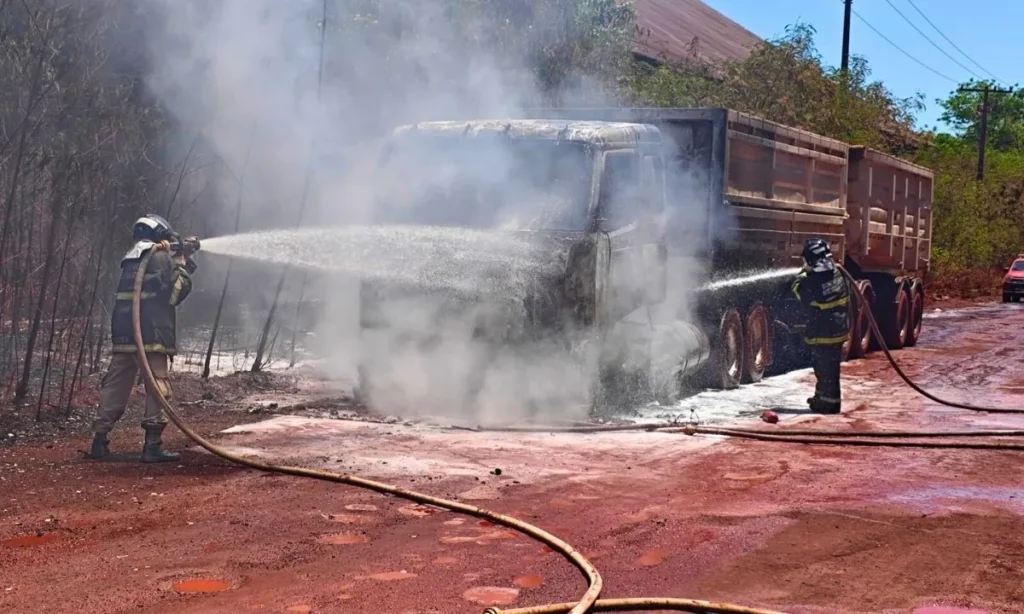 Carreta bitrem pega fogo na Estrada Vermelha em Corumbá 2 bitren fogo carreta bitrem
