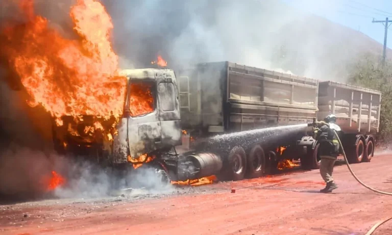 Segundo o Corpo de Bombeiros, incêndio em carreta bitrem na Estrada Vermelha, em Corumbá, foi controlado com 2.500 litros de água. Motorista não se feriu.