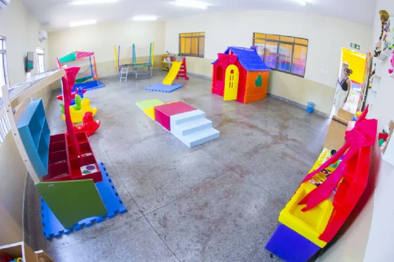 Cemeis de Corumbá recebem brinquedos educativos e de recreação; entrega marcou o início da Semana da Criança e contemplou todas as unidades da rede municipal.