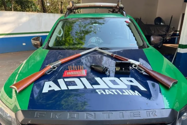 Dois homens foram presos pela PMA em Juti (MS) por caça irregular e porte ilegal de armas; autorização estava vencida e multas somaram R$ 18 mil.