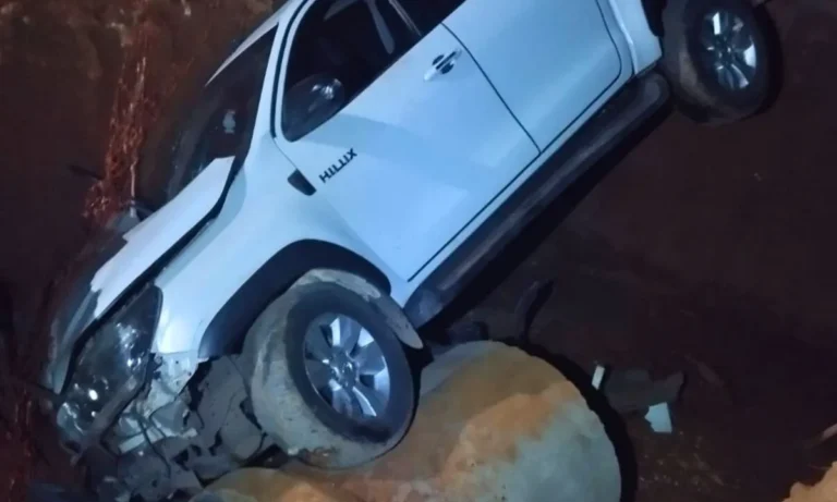 Caminhonete cai em buraco de obra sinalizado no bairro Guatós, em Corumbá; não houve feridos.