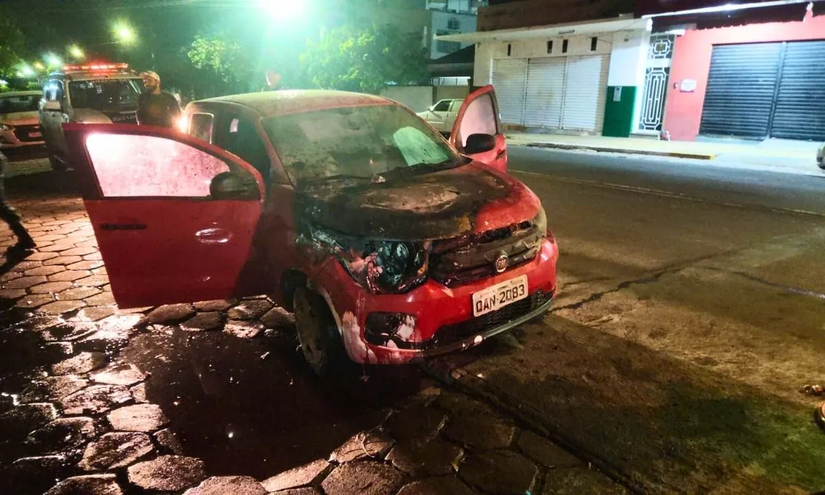 Carro pega fogo no centro de Corumbá e mobiliza equipes do Corpo de Bombeiros 1 Carro pega fogo no centro de Corumbá e mobilizou equipes do Corpo de Bombeiros nesta quarta-feira na região central da cidade
