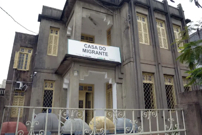 Casa do Migrante em Corumbá acolhe estrangeiros que chegam pela Bolívia, oferecendo abrigo, alimentação e orientação para recomeçar a vida no Brasil.