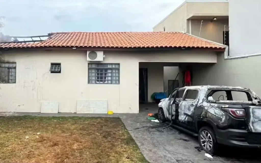 Casal é encontrado morto após incêndio em Campo Grande; polícia investiga feminicídio seguido de suicídio.
