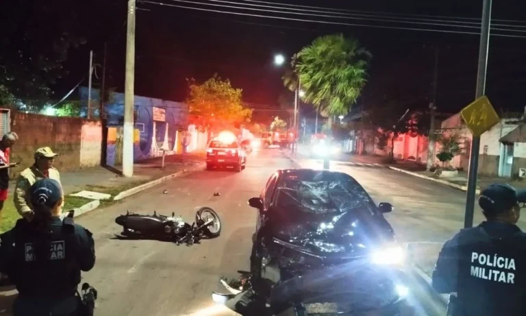 Motociclista de 41 anos fica ferido em colisão com carro no centro de Corumbá. Bombeiros prestaram socorro e vítima foi levada ao pronto-socorro municipal.