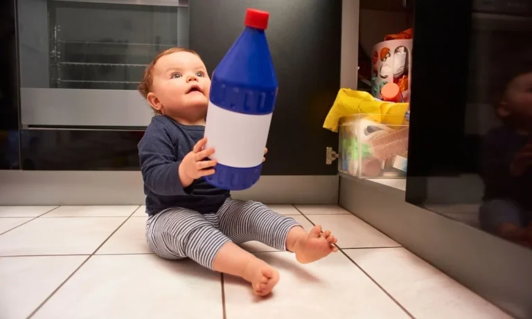 Criança de 1 ano ingeriu acidentalmente água sanitária em Corumbá nesta segunda-feira (27). Bombeiros socorreram a vítima, que foi levada consciente ao pronto-socorro.