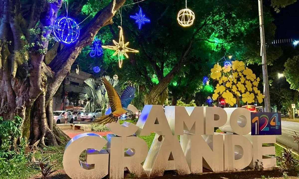 Decoração natalina de Campo Grande será executada por empresa que venceu licitação de R$ 1,7 milhão. Iluminação abrangerá avenidas e pontos icônicos da capital.