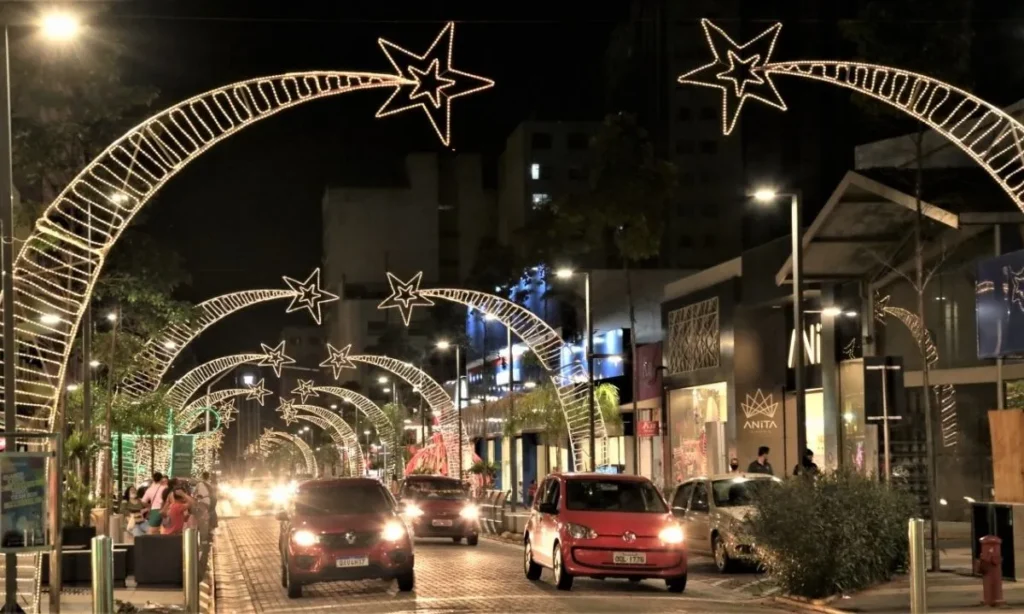 Empresa vence licitação de R$ 1,7 milhão para decoração natalina em Campo Grande 2 Decoração natalina de Campo Grande será executada por empresa que venceu licitação de R$ 1,7 milhão. Iluminação abrangerá avenidas e pontos icônicos da capital.