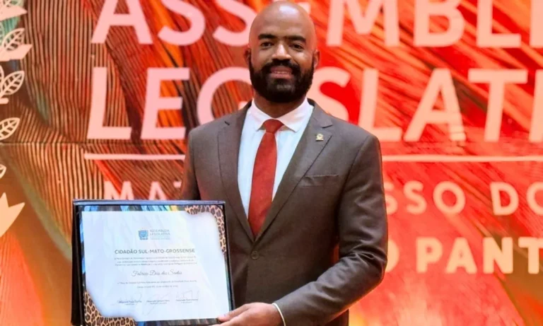 : Delegado de Corumbá recebe da ALEMS o Título de Cidadão Sul-Mato-Grossense. Reconhecimento destaca trajetória na Polícia Civil e contribuição ao Estado.