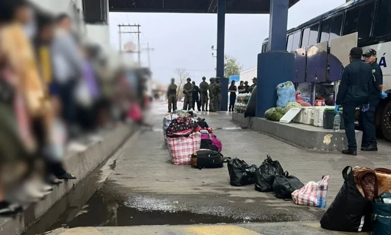 Operação conjunta no Posto Esdras, em Corumbá, realiza apreensão de drogas em ônibus; cães farejadores acharam material no banheiro.