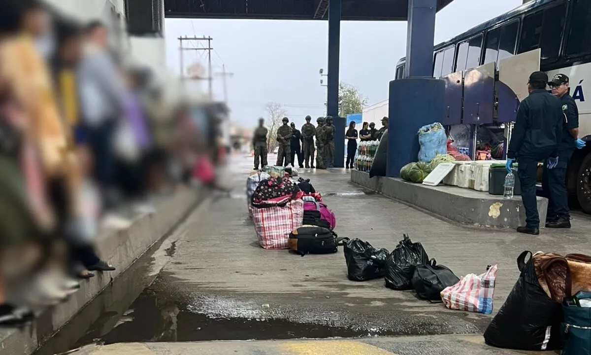 Folha MS - Notícias de Corumbá, Ladário e todo Estado de Mato Grosso do Sul 4 Operação conjunta no Posto Esdras, em Corumbá, realiza apreensão de drogas em ônibus; cães farejadores acharam material no banheiro.