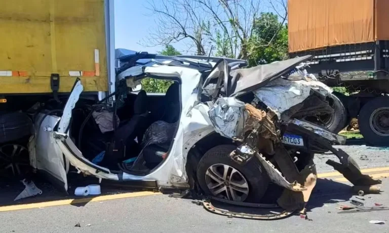 Uma pessoa morreu e outras duas ficaram feridas em um engavetamento na BR-163, em Jutí. Acidente envolveu duas carretas e dois carros; PRF liberou o trecho.