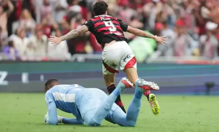 Flamengo vence o Palmeiras por 3 a 2 no Maracanã e iguala a pontuação do líder no Brasileirão 2025.