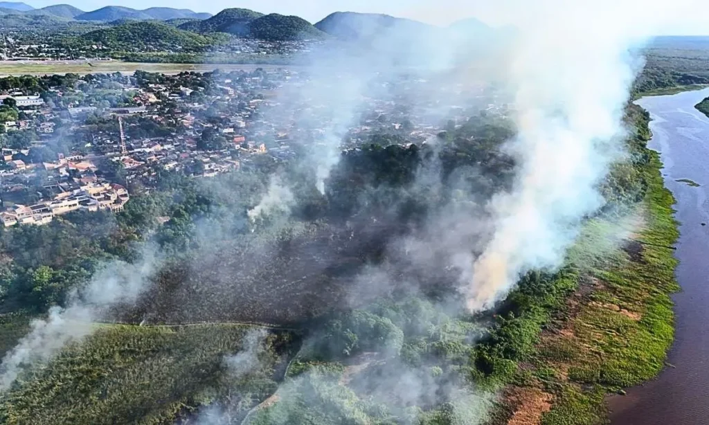 Incêndio na margem do Rio Paraguai ameaça área urbana de Corumbá 2 fogo rio paraguai incêndio na margem do Rio Paraguai