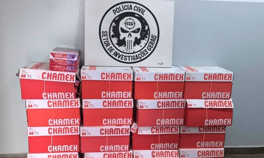 Servidor com 21 anos de carreira pode perder cargo após desvio de material da Prefeitura de Corumbá 2 Servidor da Prefeitura de Corumbá é detido por desviar e vender material de escritório. Polícia Civil investiga venda de caixas de papel A4 identificadas como patrimônio público.