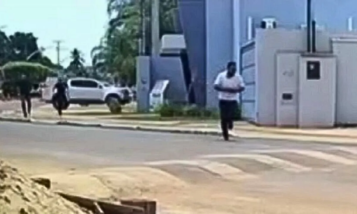 Homem de 29 anos tentou fugir algemado após audiência de custódia em Coxim. Ele havia sido preso por atacar adolescente com facão e foi recapturado pela Polícia Civil.