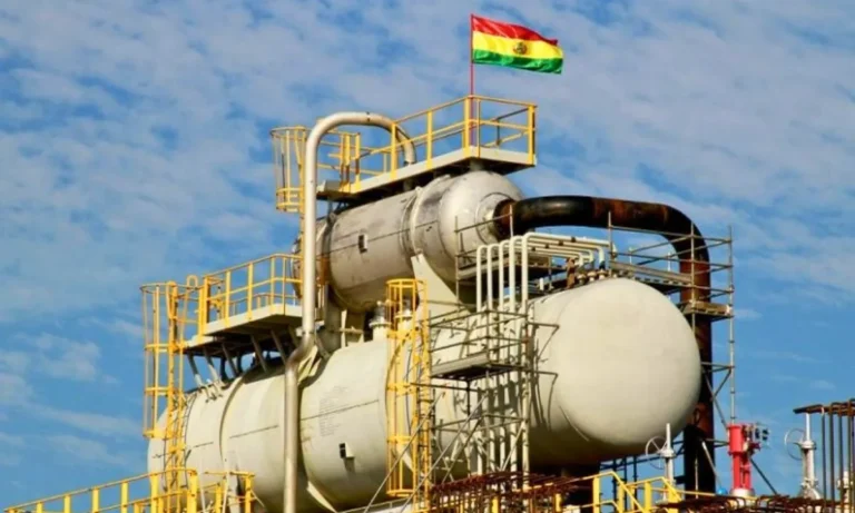 Reservas de gás da Bolívia caíram 57% em uma década, segundo YPFB; país pode perder autossuficiência antes de 2028 e já se prepara para importar.