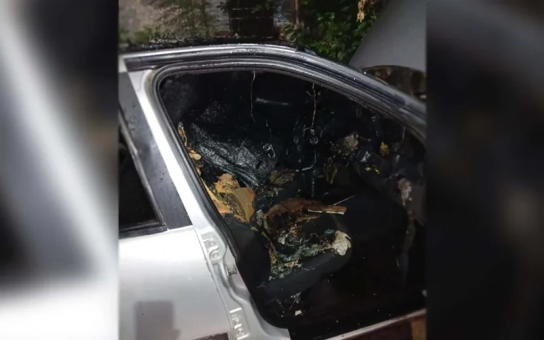 Incêndio em veículo foi registrado na madrugada em Corumbá; bombeiros realizaram rescaldo após vizinhos controlarem as chamas.