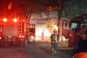 Leia mais sobre o artigo Incêndio destrói loja Gazin no centro de Corumbá durante a madrugada