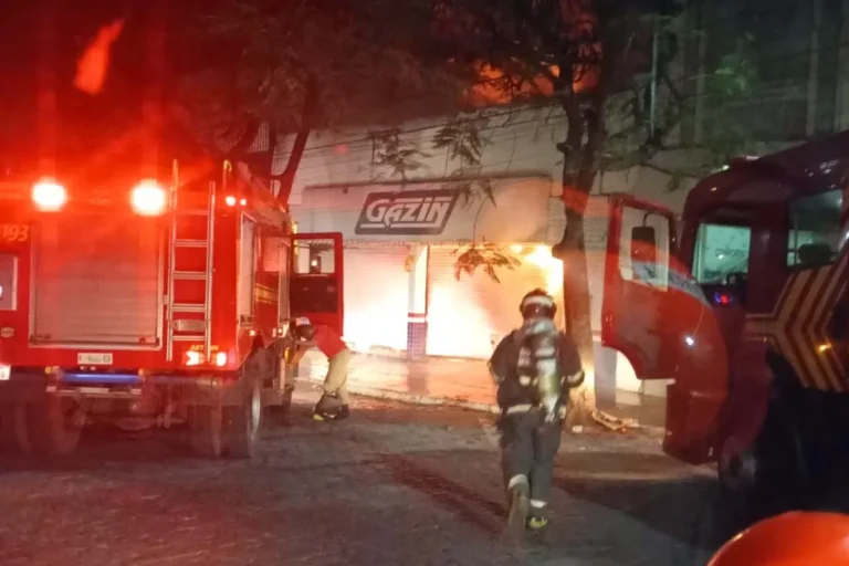 Incêndio destrói loja Gazin no centro de Corumbá durante a madrugada