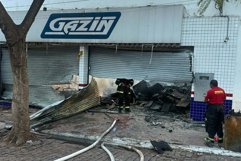 Incêndio destrói loja Gazin no centro de Corumbá durante a madrugada 2 Incêndio em Corumbá destrói loja Gazin no centro da cidade; bombeiros usaram 42 mil litros de água.