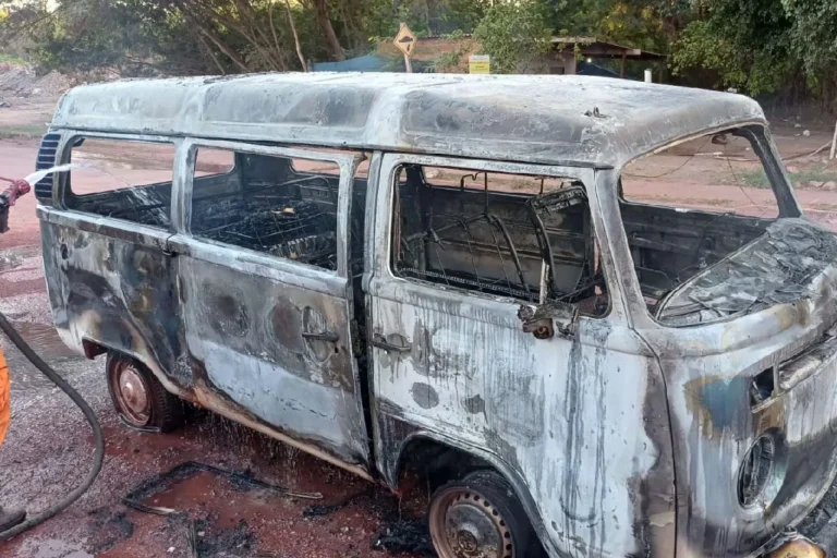 Kombi pega fogo em Corumbá nesta sexta-feira (17); bombeiros utilizam 700 litros de água para combater o incêndio.