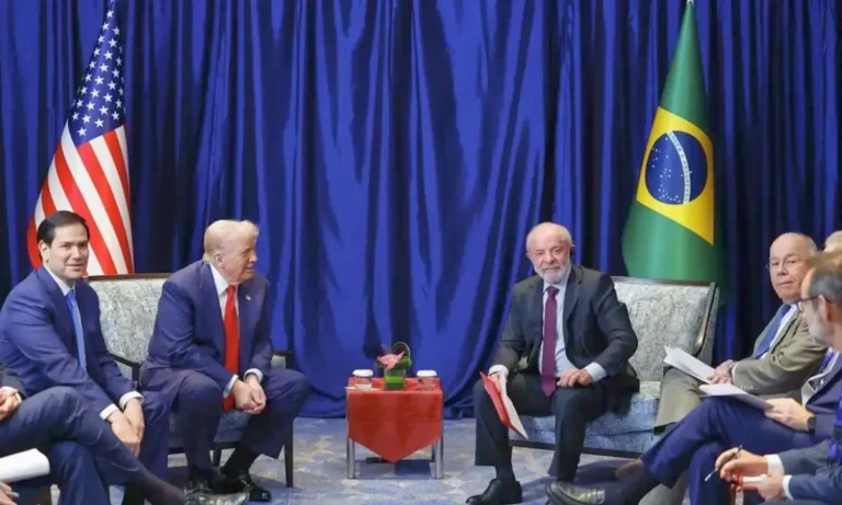 Lula e Trump se encontram na Malásia e discutem redução de tarifas em reunião de 50 minutos que marcou a reaproximação após crise diplomática.
