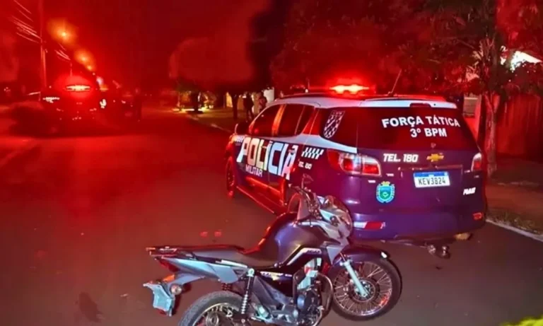 Um homem morreu em confronto com a PM em Dourados após investir contra policiais com uma machadinha. Ele era suspeito de furtar uma motocicleta; outro envolvido foi preso.