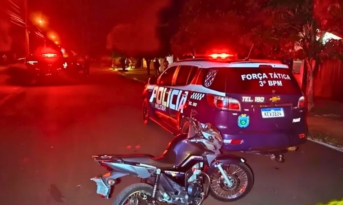 Folha MS - Notícias de Corumbá, Ladário e todo Estado de Mato Grosso do Sul 25 Um homem morreu em confronto com a PM em Dourados após investir contra policiais com uma machadinha. Ele era suspeito de furtar uma motocicleta; outro envolvido foi preso.