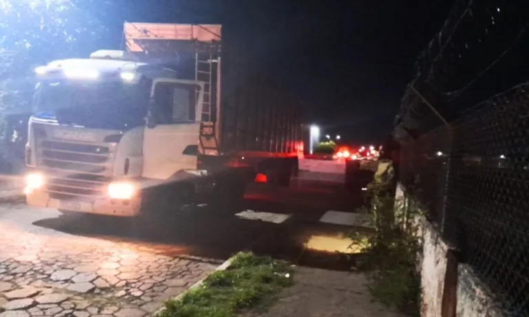 Motorista de caminhão foi preso por dirigir embriagado em Corumbá (MS); teste do bafômetro apontou 1,02 mg/L de álcool.